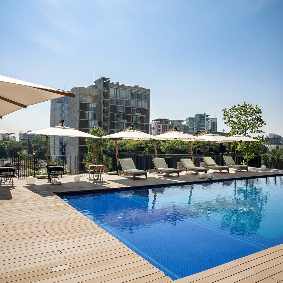 Apartment with pool